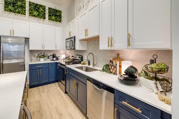 Subway tile backsplash & undercabinet lighting